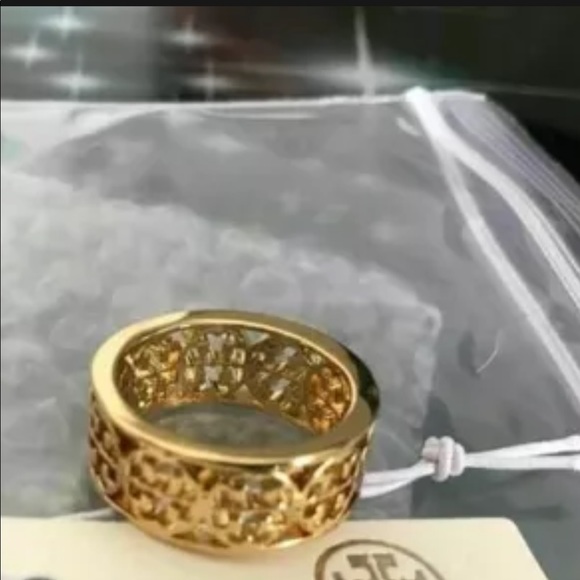 TORY BURCH GOLD PLATE KINSLEY RING SIZE 7. TB LOGO CUT OUTS ALL AROUND, DUST BAG - Picture 4 of 9